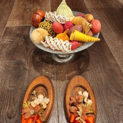 Decorative fruit bowl and two wall deco flowers 