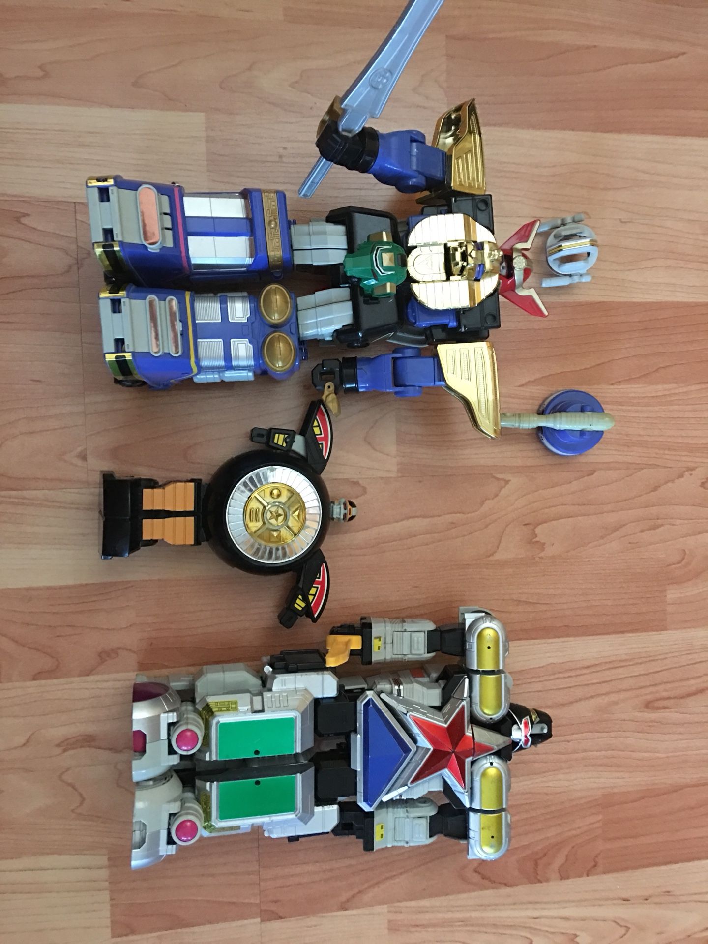 Original Deluxe Power rangers Zeo Megazord Super Zeo zord Warrior Wheel The Zeo Zord is missing the Blue Helmet, the bull horns and the guard for t