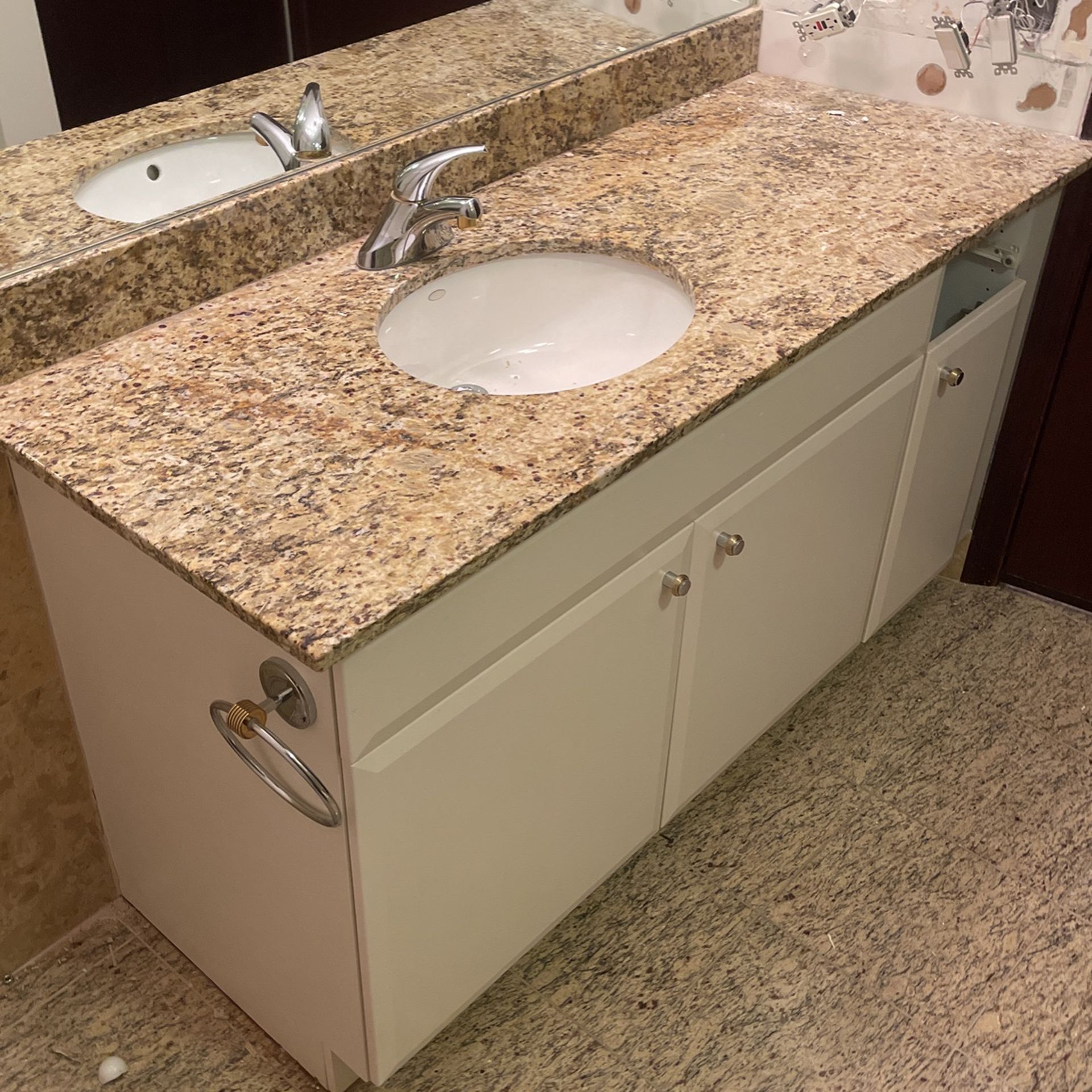 cabinet wit coutertop