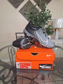 Nike Hyperdiamond 4 Keystone GG Size 4.5Y
Big Kids' Softball Cleats
