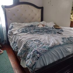 Queen Size Bed set With Dresser/Mirror And Nightstand 