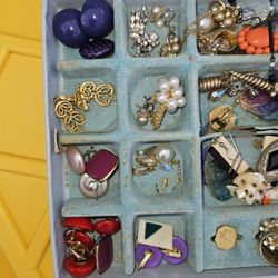 Assorted Costume Vintage Jewelry Pieces 
