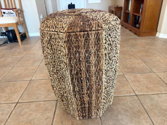 Large Lidded Octagonal Woven Seagrass Laundry Hamper Or Storage Basket
