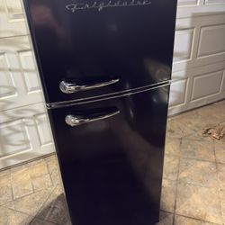 frigidaire retro mini refrigerator