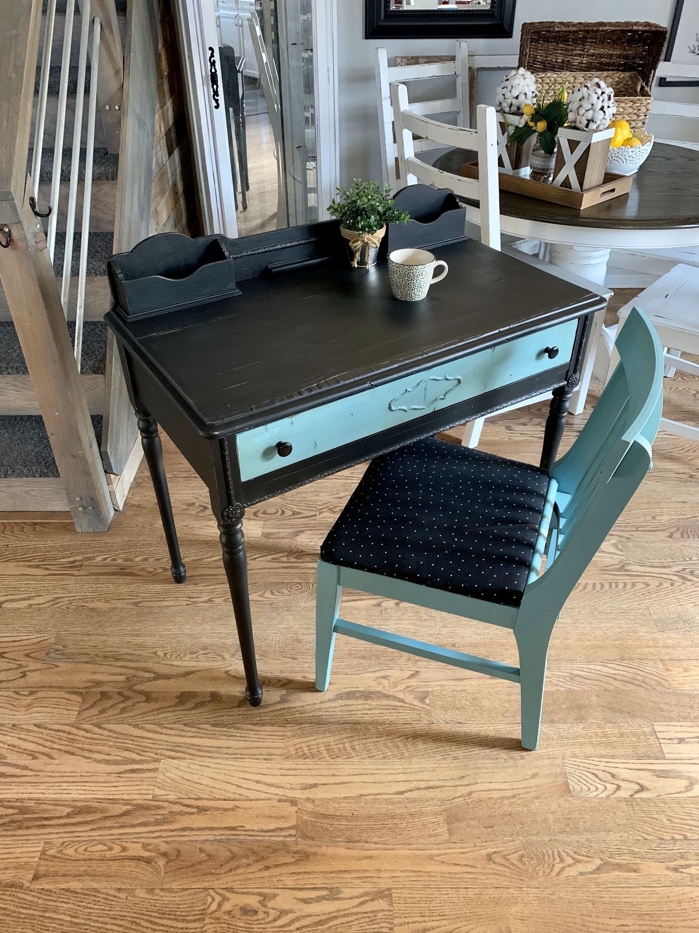 Shabby little desk and chair combo / vanity