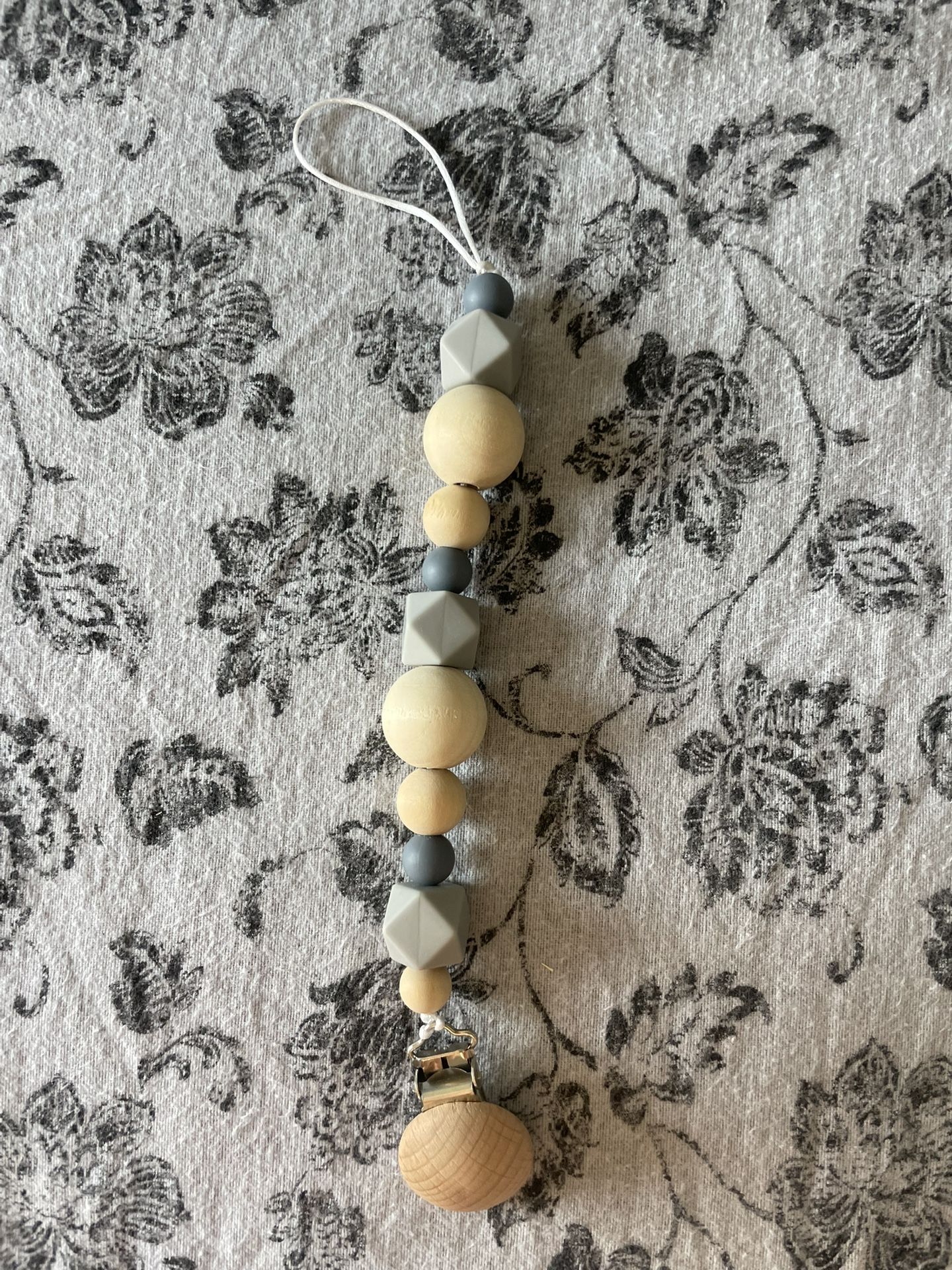 Baby pacifier clip