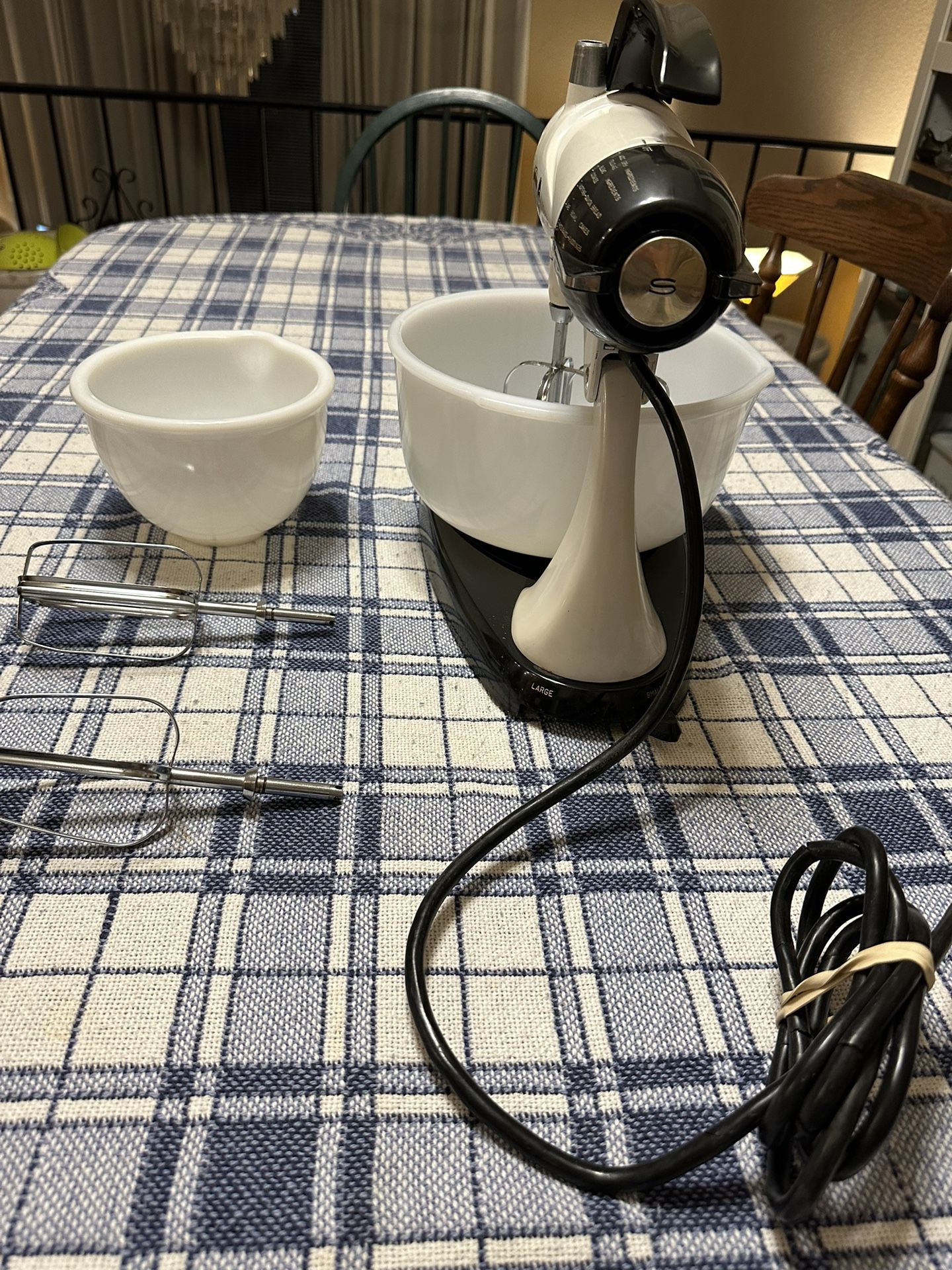 Sunbeam Mixmaster White 10-speed Stand Mixer W/ Two Milk Glass Bowls 