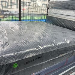 KING SIZE SIMMONS BEAUTYREST BLACK SERIES 2 (MEDIUM) MATTRESS & BOX SPRINGS BED SET