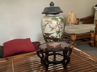 VASE ON SMALL WOODEN BASE