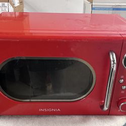 Small Microwave - I CAN DELIVER 