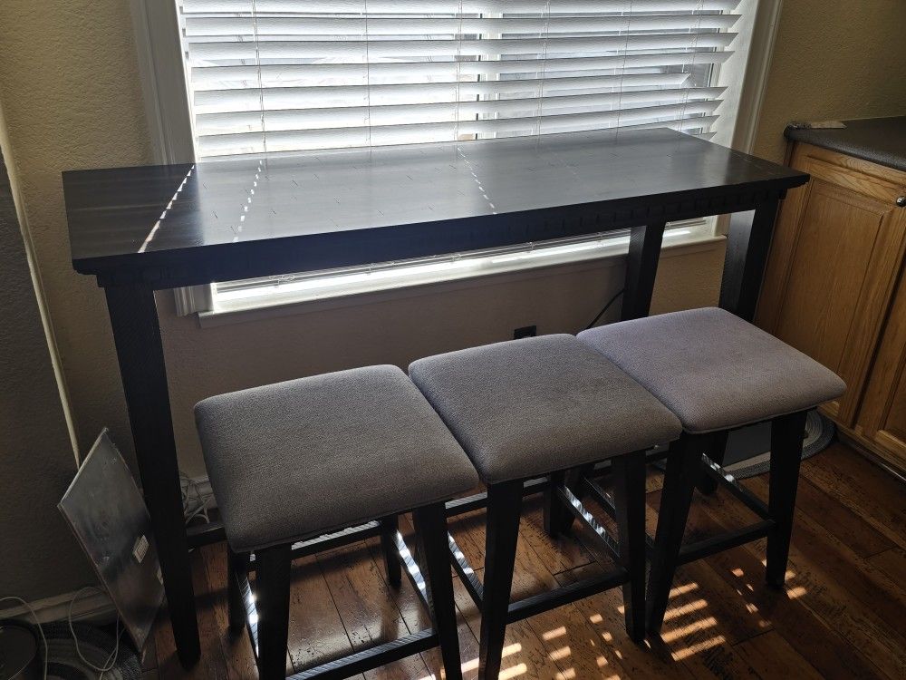 HIGH TOP table With Barstools