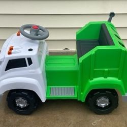 New, Price Firm, Kid Trax 6V Real Rigs Recycling Truck Interactive Powered Ride-On - Green/White