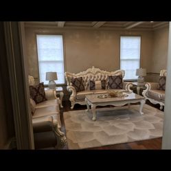 Coffee Table And 2 Side Tables Plus Rug !!! 