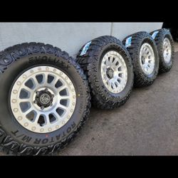17" ICON HULSE rims w/ 33" Ridgecrawler R/T tires