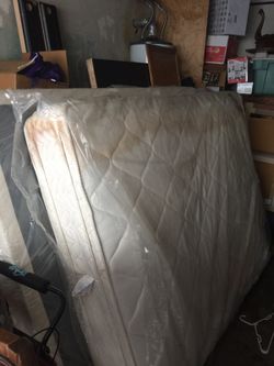 Selling my queen matress
