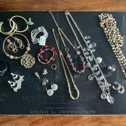20 Pieces Of Costume Jewelry Various Colors And Styles 4 Signed Pieces Lot #8