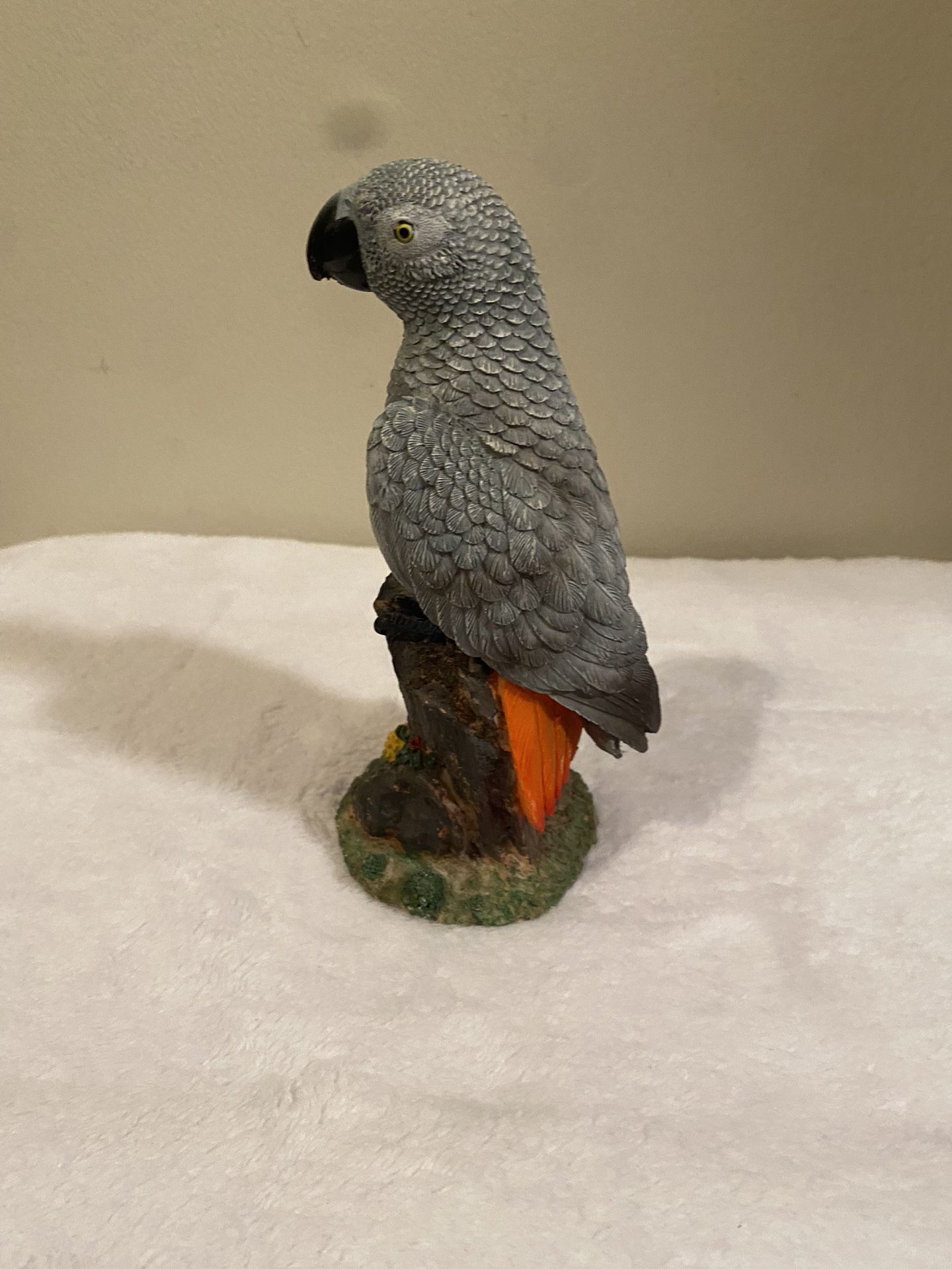 GREY GABON PARROT ON STUMP STATUE