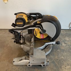 DeWalt Corded Compound-Miter Saw (DW706)