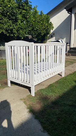 White Wood Baby Crib with Mattress great condition foldable easy to door to clean