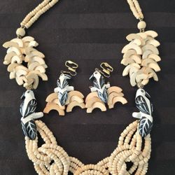 VTG. Wooden Carved Beaded Cream Color Necklace & Matching Parrot Clip On Earrings 