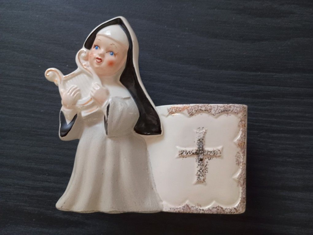 Vintage Nun Vase. Rare. 1950's. Harp Playing Nun. Collectable.