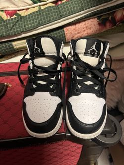 Black/grey Jordan 4’s