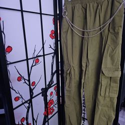 F21 Green Jogger With Chain Size Medium