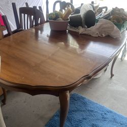 Nice set! This looks like a solid wood dining table with Queen Anne–style legs plus 4 matching chairs. 
