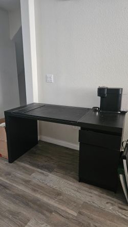 Modern Black Office Desk – Excellent Condition