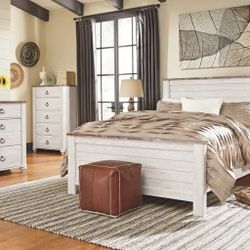 Willowton Whitewash 5Pc.-Dresser Mirror Queen Panel Bed