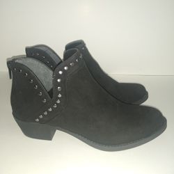 Carlos by Carlos Santana Bailey Bootie Black 7M

100% Synthetic

Imported

Synthetic sole

Shaft measures approximately ankle-high from arch

1.5 in