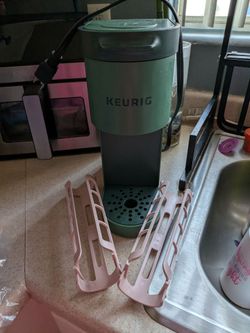 Keurig Single Serve Coffee Machine and 2 Pink K Cup Holders.
