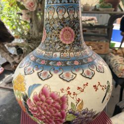 Large Chinese Porcelain Vase with Heavy Gold Gilt Decorative