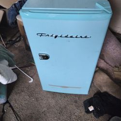 FRIGIDAIRE RETRO MINI FRIDGE