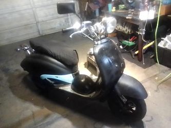 150cc Moped Runs Great Reliable Dose About 65 Everything Works But The Horn And Gas Gage 