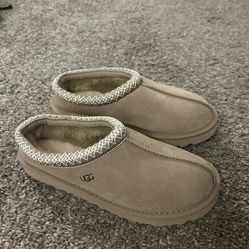 UGG Tasman size 8