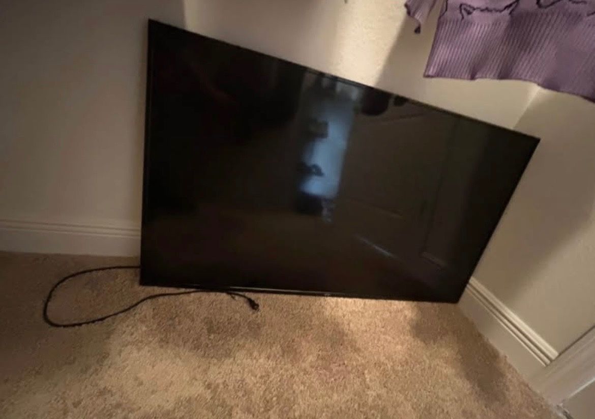 Roku 50’’ Smart TV- No HDMI cord or stand