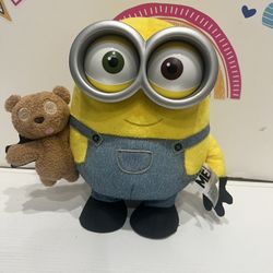 DESPICABLE ME - BOB - TALKS & EYES LIGHT UP!! 10 x 7 INCH!  AND HIS CHEEKS LIGHT UP