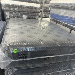 QUEEN SIZE SIMMONS BEAUTYREST BLACK SERIES 2 (PLUSH) PILLOW TOP MATTRESS & BOX SPRING BED SET