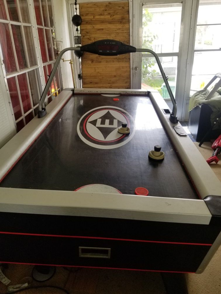 Easton air hockey table