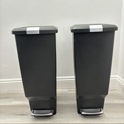 2 Plastic Kitchen Trash Cans