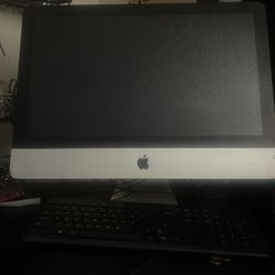 A nice apple computer works perfectly with Wi-Fi