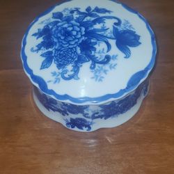 Blue & White Trinket Box Dresser Jar Powder Candy Jewelry Buttons 

