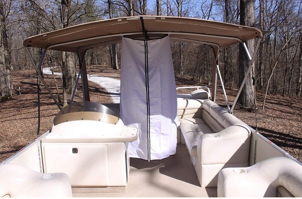 Pontoon Privacy Room