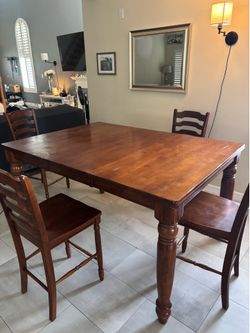 Dining table/4 chairs