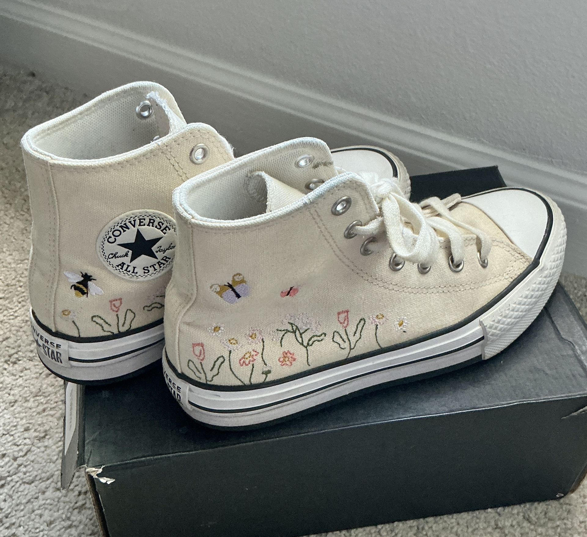 Converse Chuck Taylor Flower Embroidered  All Star High Classic Sz US 3/ EUR 35