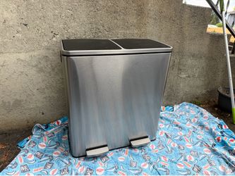 Foot pedal waste bin
