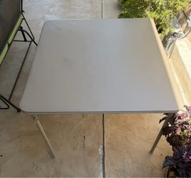 Folding table