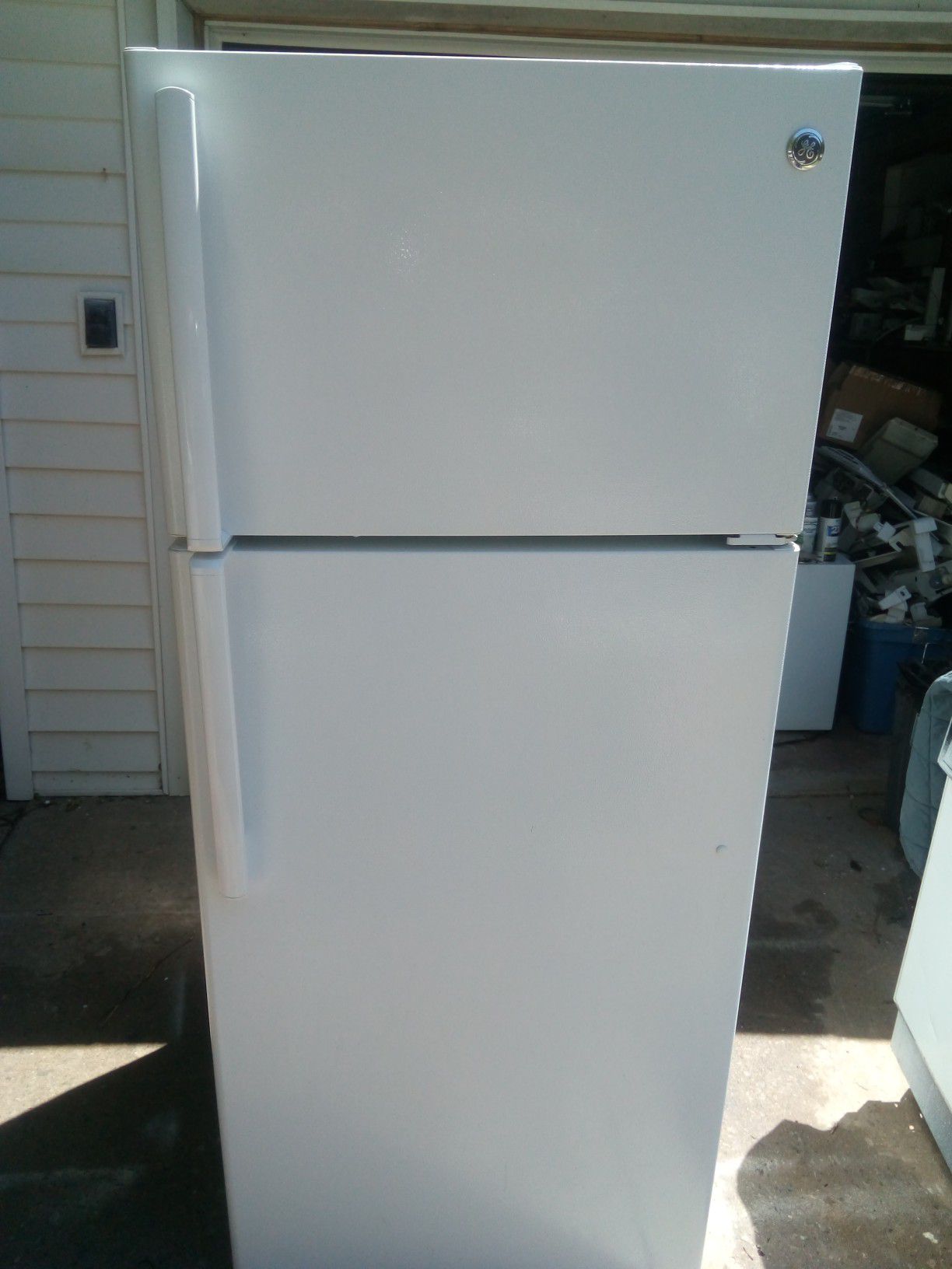 GE refrigerator, White call me wolf ice maker, 18 cubic