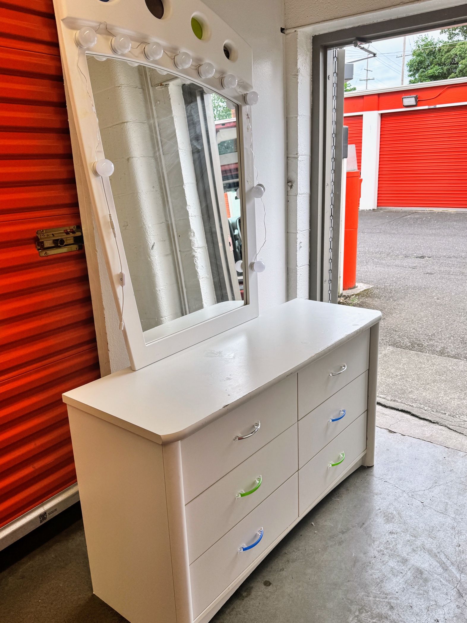 🎨 Child/Teen White Dresser + Light-Up Mirror –